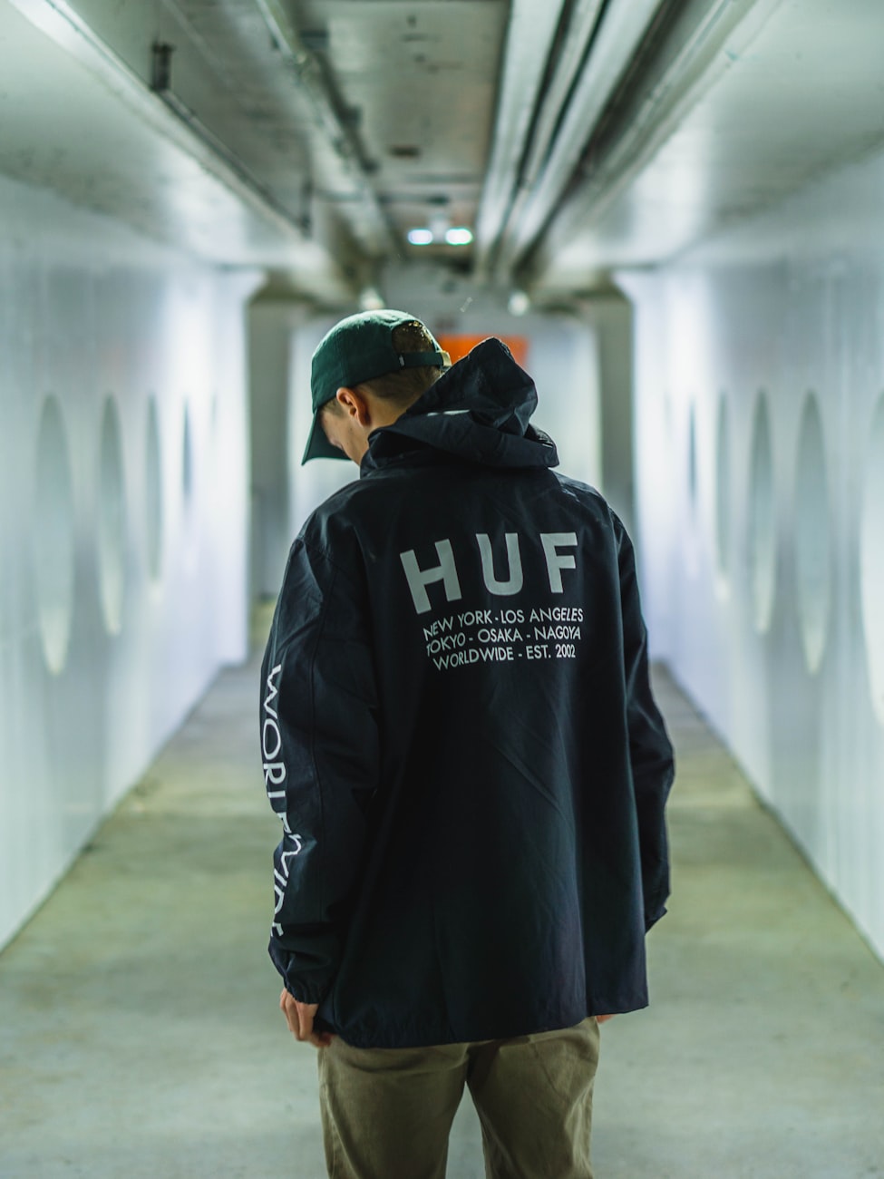 新式火山服代妈借卵生的男孩照片（火山logo衣服）